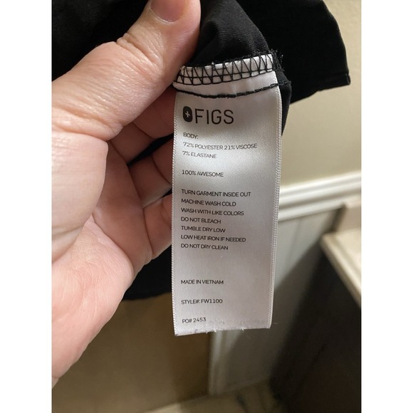 FIGS Technical Collection Casma 3 Pocket Women’s Scrub Top Black L FW1100 PO2453 - Picture 6 of 11